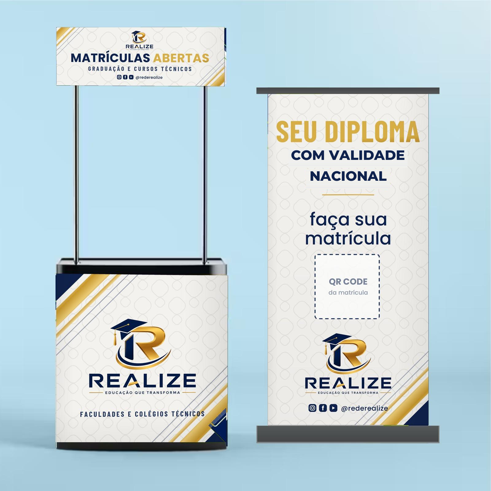 Stand promocional Realize: mesa demonstradora com testeira e banner roll-up, na identidade navy e dourada da rede